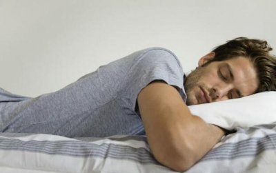 睡觉需要洗掉发胶吗 晚上睡觉发胶要洗掉吗？