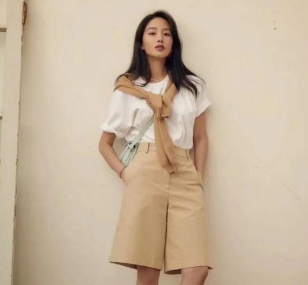 女士t恤和短裤搭配图片