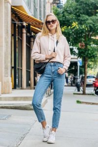 卫衣怎么搭配下身好看女 女士卫衣下面配什么好看图片？