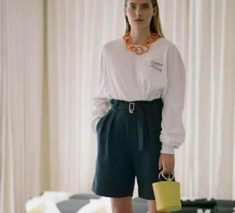 短袖t恤搭配图片女 女士t恤和短裤搭配图片