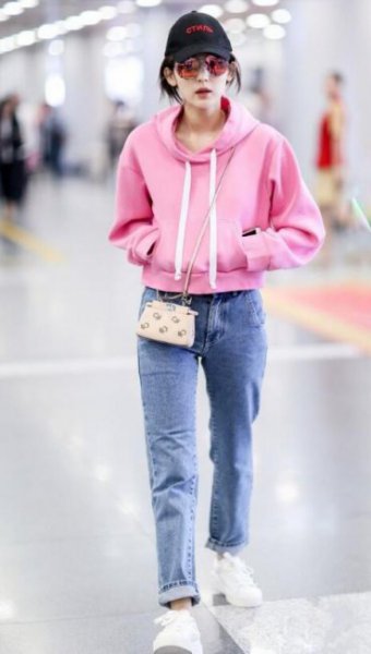 女生卫衣怎么搭配下身好看？