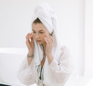 皮肤发黄暗沉怎么改善 如何改善皮肤暗沉发黄黑色素沉着