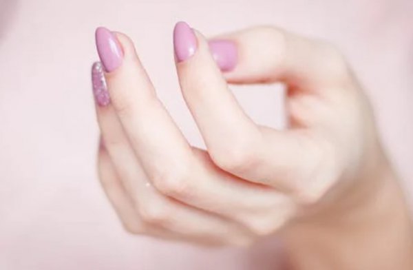 美甲涂完封层坑坑洼洼