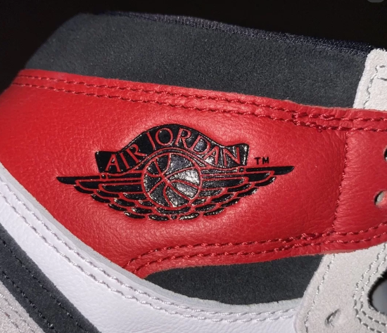 aj1烟灰真假对比
