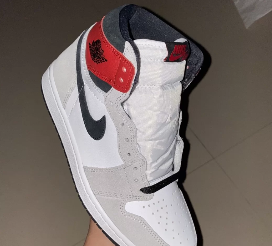 aj1烟灰真假对比