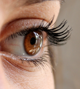 睫毛增长液用后眼圈黑的原因 睫毛增长液的使用方法