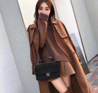 焦糖色外套配什么裙子好看？ 焦糖色连衣裙配什么颜色的外套