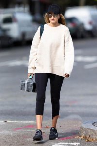 制服裤子配什么上衣 形体服女装裤子搭配什么上衣？