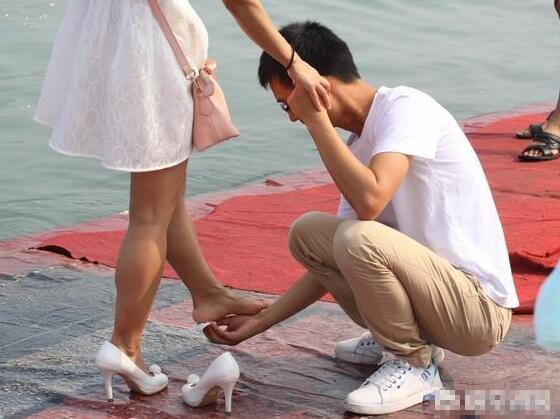 夏天穿裙子配什么鞋子好看