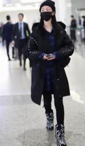 小黑裤怎么搭配羽绒服？ 短装黑色羽绒服配什么裤子
