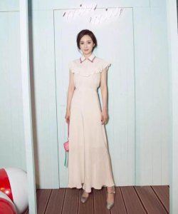 玛丽珍鞋怎么搭配衣服？ 白色玛丽珍鞋怎么搭配衣服