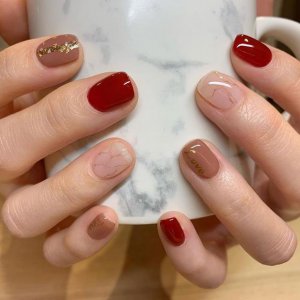什么颜色指甲油显手白？ 什么颜色指甲油显手白小女孩