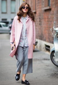 粉色大衣里面搭配什么？ 粉色大衣里面搭配什么颜色好看