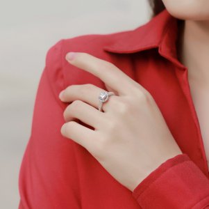 莫桑石是什么东西 莫桑钻戒指一克拉多少钱