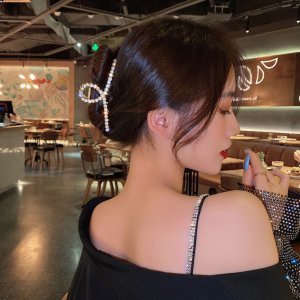 发夹怎么夹头发 鲨鱼发夹的用法