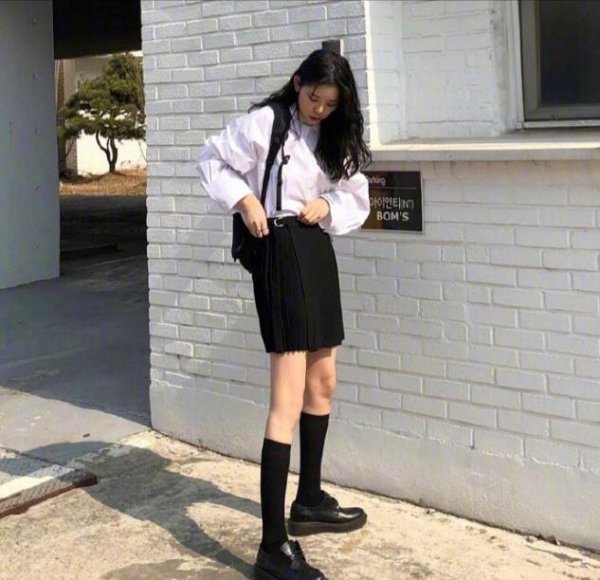 黑白色调的服装搭配图片