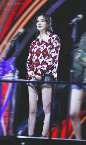 杨幂穿衣服搭配图片大全