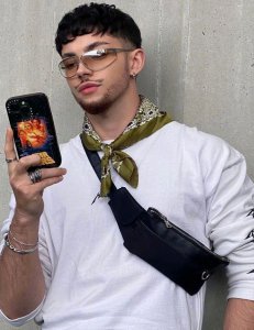 丝巾 不是女人的专利 男生这样搭帅到没朋友