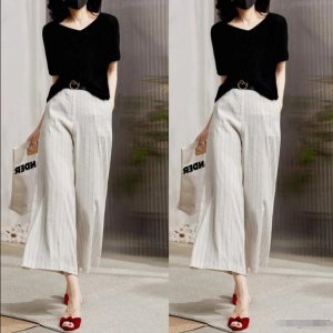 黑色t恤配什么颜色裤子女生图片 黑色t恤搭配什么颜色的裤子女生