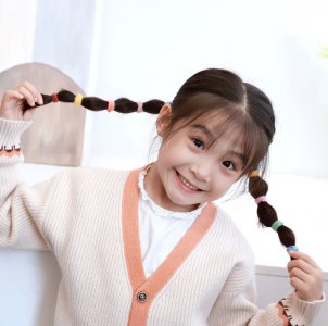 给小女孩扎头发的款式 小女孩露额优雅半编发发型
