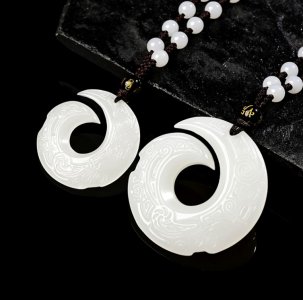 玉戴久了会有什么变化 真玉和假玉在灯光下有啥区别