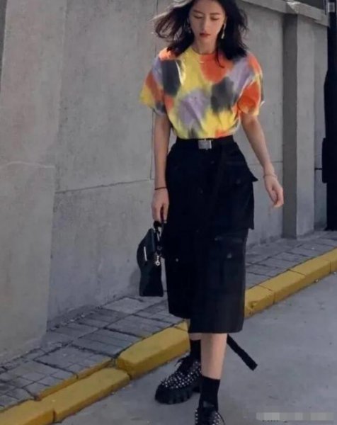女士t恤搭配什么裙子？