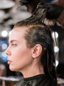 蓝黑色染完看不出来怎么办 蓝黑色头发显黑吗