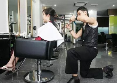 理发店首席跟总监哪个级别高 理发店的首席和总监区别 哪个大