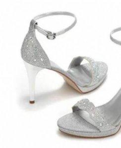 达芙妮夏季时尚凉鞋 尽显独特大牌范儿