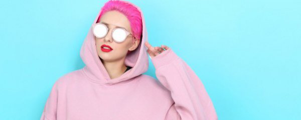 女生戴什么颜色的眼镜框好看不同肤色的女生适合戴的眼镜？
