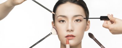 皮肤白适合什么颜色眉笔？ 皮肤白的人适合什么颜色的眉笔