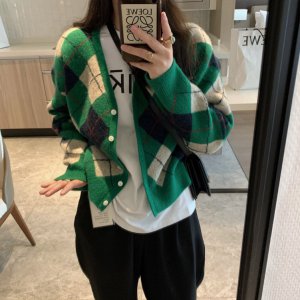 绿色外套内搭什么颜色 绿色大衣配什么内搭