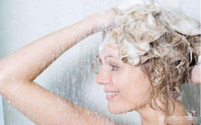 洗头发先用护发素还是洗发水？ 洗头应该先用护发素还是洗发水