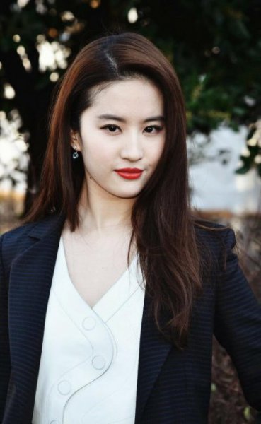 为什么有人不化妆比化妆好看（天生带妆的女生）