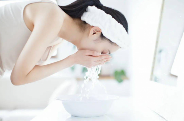 只用清水怎么卸妆