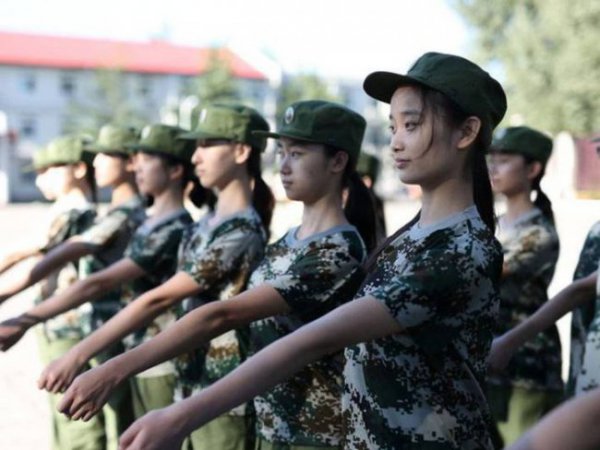 军训帽子怎么戴好看