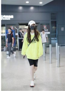 长T恤怎么搭配裤子？ 长t恤怎么搭配裤子时尚