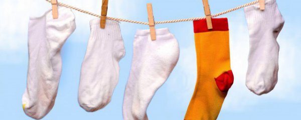 白色袜子容易弄脏吗