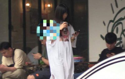 白举纲老婆开豪车出行 小腹隆起疑似怀孕