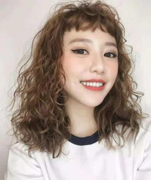 满头小卷发型显老吗？
