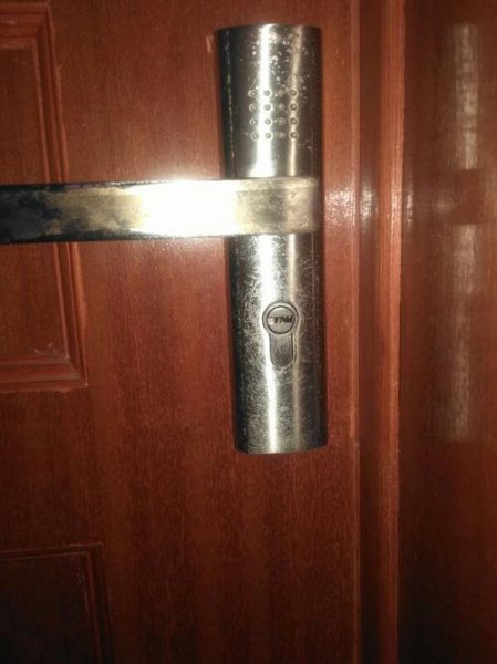 卧室门被锁了怎么办没钥匙怎么打开