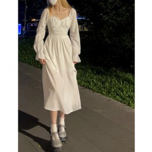 白色连衣裙搭配什么颜色的包 白色连衣裙配什么颜色包包好看