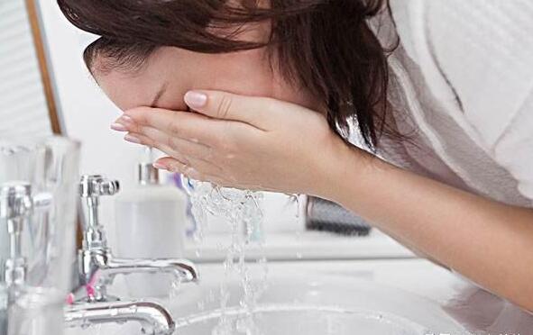 女人洗脸的正确方法