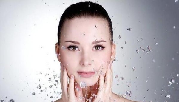 女人洗脸的正确方法