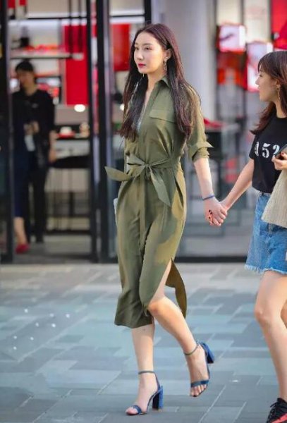 什么衣服搭高跟鞋好看？