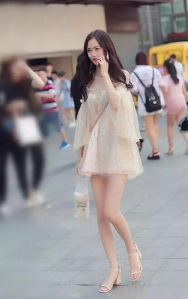 什么衣服搭高跟鞋好看？