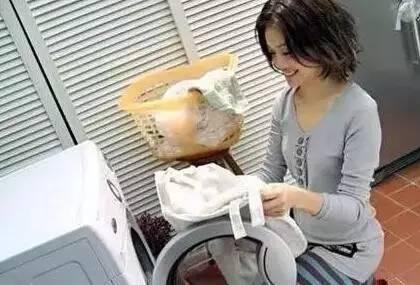 白色衣服被染色了怎么办