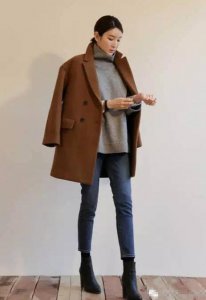 咖啡色大衣怎样搭好看 咖啡色大衣配什么内搭？