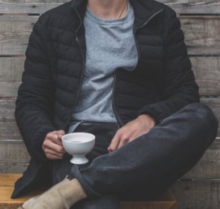 卫衣太宽松怎么穿外套 卫衣搭配什么裤子好看