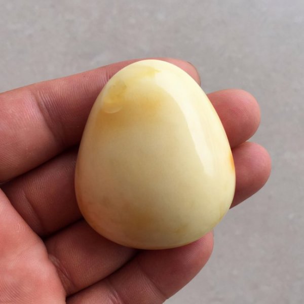 蜜蜡怎么辨别真假一眼看出是塑料的